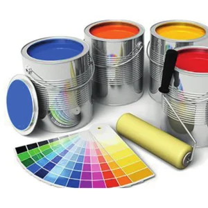 Latas de pintura, rodillo y carta de colores