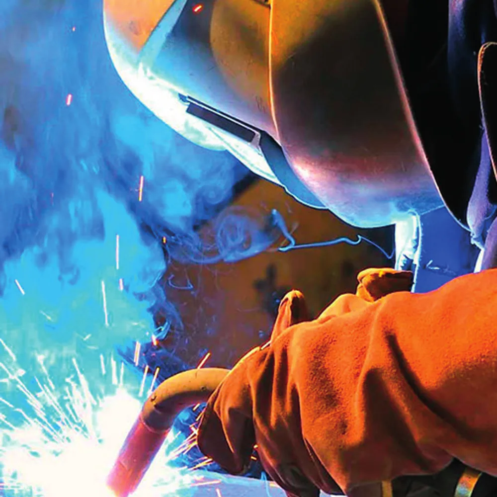 Soldador industrial trabajando con electrodo